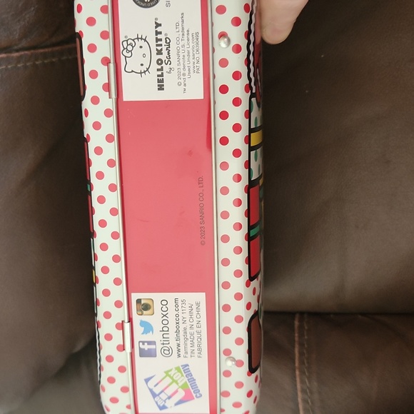BNWT SANRIO HOLIDAY HELLO KITTY TIN PURSE - Picture 3 of 5
